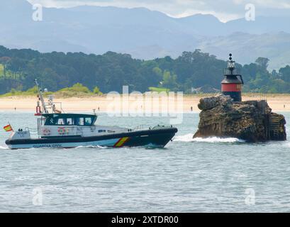 Guardia Civil, nave della polizia militare Rio Aller L-13, passando per l'Isla Horadada nella baia di Santander Cantabria Spagna Europa Foto Stock