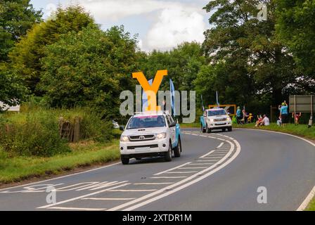 Partenza da Tor De France, le Grand - corsa ciclistica in direzione sud da Ripon ad Harrogate nel North Yorkshire Foto Stock