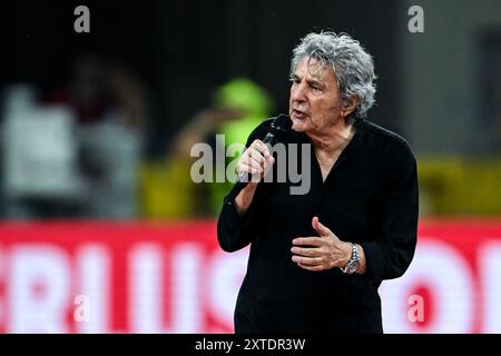 Milano, Italia. 13 agosto 2024. Stadio San Siro, 13.08.24: Fausto leali canta prima della partita del Trofeo Berlusconi tra AC Milan e AC Monza allo stadio San Siro di Milano, Italia calcio (Cristiano Mazzi/SPP) credito: SPP Sport Press Photo. /Alamy Live News Foto Stock