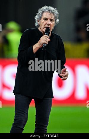 Milano, Italia. 13 agosto 2024. Stadio San Siro, 13.08.24: Fausto leali canta prima della partita del Trofeo Berlusconi tra AC Milan e AC Monza allo stadio San Siro di Milano, Italia calcio (Cristiano Mazzi/SPP) credito: SPP Sport Press Photo. /Alamy Live News Foto Stock