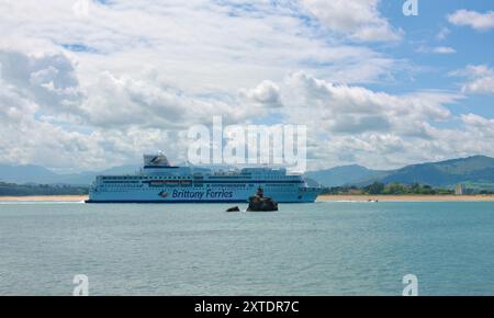 Brittany Ferries RoRo Ferry Pont Aven nella baia passando per l'Isla Horadada arrivando al porto di Santander Cantabria Spagna Foto Stock