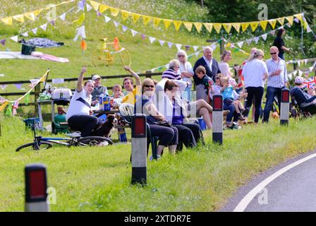 Partenza da Tor De France, le Grand - corsa ciclistica in direzione sud da Ripon ad Harrogate nel North Yorkshire Foto Stock