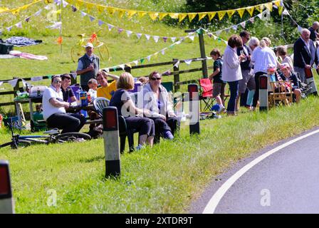 Partenza da Tor De France, le Grand - corsa ciclistica in direzione sud da Ripon ad Harrogate nel North Yorkshire Foto Stock