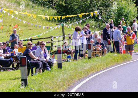 Partenza da Tor De France, le Grand - corsa ciclistica in direzione sud da Ripon ad Harrogate nel North Yorkshire Foto Stock