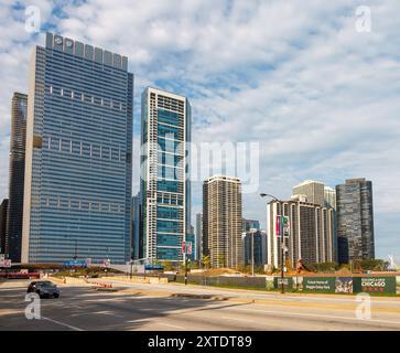 Blue Cross Blue Shield, Lake Tower e Modern Architecture Tower Building a Millenium Park Chicago, Illinois, Stati Uniti Foto Stock
