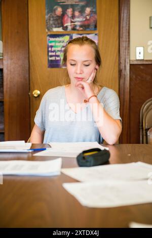 Studentessa di t Klokhuis studentessa della scuola elementare femminile che frequenta le sue lezioni presso la scuola di lingua e cultura olandese. Harrison, New York, Stati Uniti. MRYES Harrison 181 Harrison Avenue New York Stati Uniti d'America Copyright: XGuidoxKoppesxPhotox Foto Stock