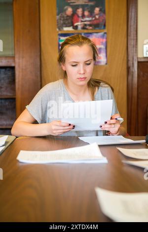 Studentessa di t Klokhuis studentessa della scuola elementare femminile che frequenta le sue lezioni presso la scuola di lingua e cultura olandese. Harrison, New York, Stati Uniti. MRYES Harrison 181 Harrison Avenue New York Stati Uniti d'America Copyright: XGuidoxKoppesxPhotox Foto Stock