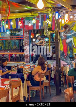 La Boca, Buenos Aires, Argentina - 08 08 2024: Splendida vista della città di la BOCA a Buenos Aires, Argentina, il suo iconico stadio, ristoranti e colorato Foto Stock