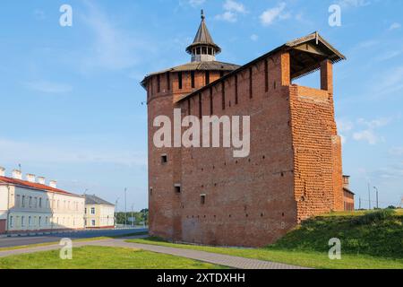 Frammento di antiche mura della fortezza e della Torre Granovitaya in una soleggiata mattina di giugno. Cremlino Kolomna. Regione di Mosca, Russia Foto Stock