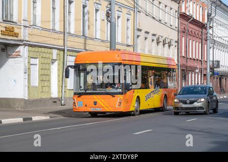 YAROSLAVL, RUSSIA - 24 MAGGIO 2024: Autobus elettrico russo a pianale ribassato LiAZ-6274 su una strada della città in un giorno di sole maggio Foto Stock