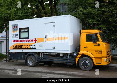 SMOLENSK, RUSSIA - 12 LUGLIO 2024: Sala di fluorografia mobile basata sul KAMAZ-4308. Vista laterale Foto Stock