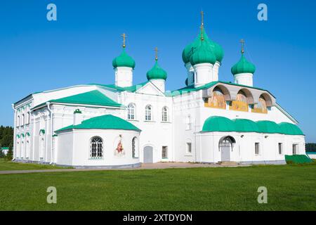 Antica Cattedrale della Trasfigurazione (1644) in un giorno di luglio soleggiato. Complesso di trasfigurazione del monastero Alexander-Svirsky. Regione di Leningrado, Rus Foto Stock