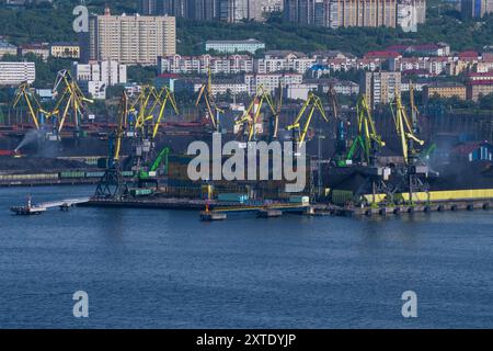 MURMANSK, RUSSIA - 29 LUGLIO 2024: Vista del terminal del carbone del porto di Murmansk in un giorno di luglio Foto Stock