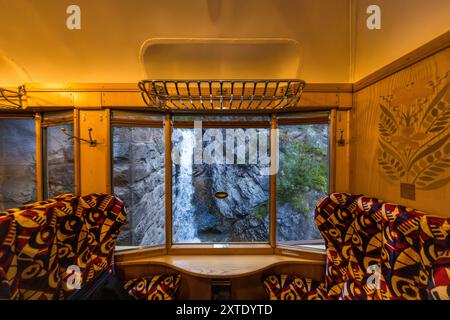 Interno delle carrozze dell'Alpine Classic Pullman Express, costruito nel 1931, con pannelli in legno e elaborati intarsi del designer francese René Prou, nonché tappezzeria in stile Art Deco. Alpine Classic Pullman Express sulla rotta del Glacier Express, Grigioni, Svizzera Foto Stock