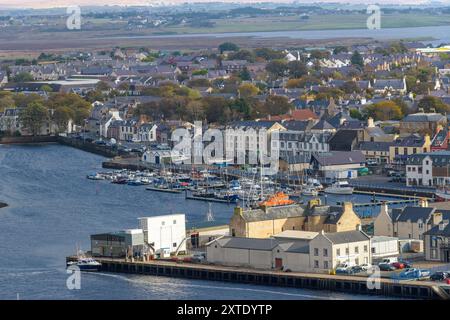 Vista panoramica del porto di Stornoway e della città dal Castle Grounds sull'Isola di Lewis Foto Stock