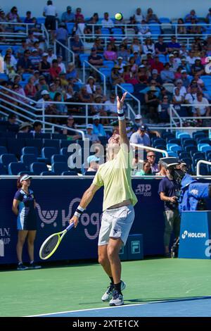 Mason, Ohio, Stati Uniti. 14 agosto 2024. Jan-Lennard Struff (GER) serve a Stefanos Tsitsipas (non nella foto) durante il primo turno del Cincinnati Open 2024 al Lindner Family Tennis Center. (Credit Image: © Debby Wong/ZUMA Press Wire) SOLO PER USO EDITORIALE! Non per USO commerciale! Foto Stock