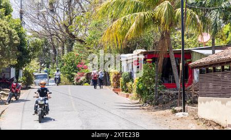 Ometepe , Nicaragua - 21 marzo 2024 Vista stradale di un piccolo villaggio sull'isola di Ometepe nel Nicaragua sud-occidentale America centrale Foto Stock