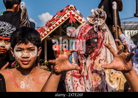 14 agosto 2024, West Bandung Regency, Giava Occidentale, Indonesia: I bambini dipingono i loro volti e indossano costumi horror mentre prendono parte ad un carnevale che commemora il 79° anniversario dell'indipendenza della Repubblica di Indonesia a Lembang, West Bandung Regency, Giava Occidentale. (Credit Image: © Dimas Rachmatsyah/ZUMA Press Wire) SOLO PER USO EDITORIALE! Non per USO commerciale! Foto Stock