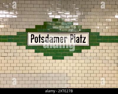 Un segno verde e bianco con la parola Potzdamer Platz scritta sopra. Il cartello e' su un muro di mattoni Foto Stock