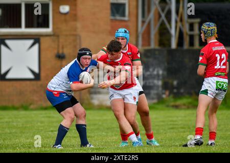 Neath, Galles. 3 agosto 2024. Joseph Higgins-Meadows of England Community Lions tiene al largo Isaac Holdsworth del Galles durante la partita Under 16 Four Nations Rugby League Championship tra Galles e Inghilterra Community Lions al Lextan Gnoll di Neath, Galles, Regno Unito il 3 agosto 2024. Crediti: Duncan Thomas/Majestic Media. Foto Stock