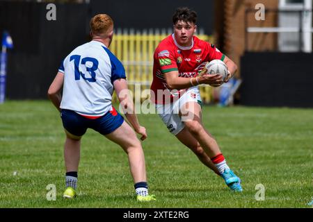 Neath, Galles. 3 agosto 2024. Isaac Holdsworth del Galles corre con la palla durante la partita del campionato Under 16 Four Nations tra Galles e Inghilterra Community Lions al Lextan Gnoll di Neath, Galles, Regno Unito, il 3 agosto 2024. Crediti: Duncan Thomas/Majestic Media. Foto Stock