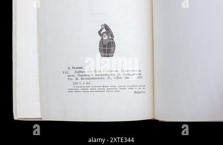 Lo Hobbit, or There and Back Again (in russo: Хоббит, или Туда и обратно) è un romanzo fantasy per bambini dell'autore inglese J. R. R. Tolkien, prima edizione nel 1976 in URSS. Foto Stock