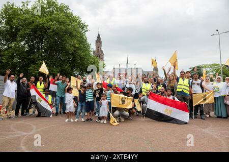 L'Aia, Olanda meridionale, Paesi Bassi. 14 agosto 2024. Un grande gruppo di manifestanti si trova di fronte alla Corte internazionale di giustizia. Il 14 agosto 2024, i manifestanti hanno ricordato le 900 vittime del massacro di Rabaa in occasione del suo 11° anniversario. Tra 50 e 75 persone tenevano striscioni e tenevano discorsi davanti alla Corte internazionale di giustizia dell'Aia. (Credit Image: © James Petermeier/ZUMA Press Wire) SOLO PER USO EDITORIALE! Non per USO commerciale! Foto Stock