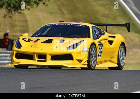 Colin Sowter, Ferrari 488 Challenge, Bell Sport Challenge Series, due gare di 20 minuti, per gentiluomini, con auto divise in cinque gruppi uno per Foto Stock