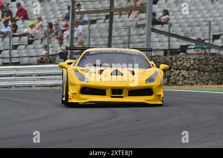 Colin Sowter, Ferrari 488 Challenge, Bell Sport Challenge Series, due gare di 20 minuti, per gentiluomini, con auto divise in cinque gruppi uno per Foto Stock