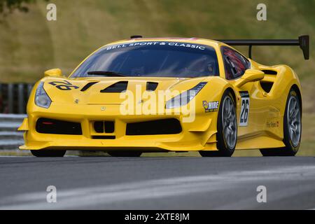 Colin Sowter, Ferrari 488 Challenge, Bell Sport Challenge Series, due gare di 20 minuti, per gentiluomini, con auto divise in cinque gruppi uno per Foto Stock