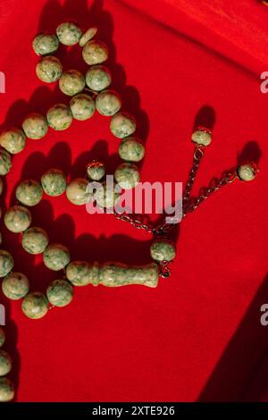 Tasbih in pietra verde, perline di preghiera islamiche in scatola di velluto rosso Foto Stock