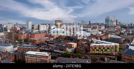 Un panorama aereo panoramico del centro di Leeds con i quartieri dello shopping e dello shopping vicino alla stazione ferroviaria di Leeds al Calls Landing on the Leeds to Liv Foto Stock