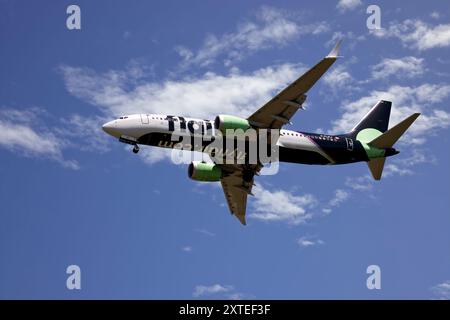 Flair Airlines Boeing 737 MAX 8 atterra a Vancouver YVR Foto Stock