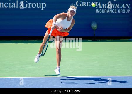 Mason, Ohio, Stati Uniti. 14 agosto 2024. PEYTON STEARNS (USA) serve P. Badosa durante il primo round femminile del Cincinnati Open 2024 presso il Lindner Family Tennis Center. (Credit Image: © Debby Wong/ZUMA Press Wire) SOLO PER USO EDITORIALE! Non per USO commerciale! Foto Stock