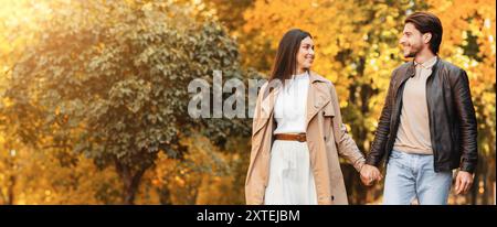 Bella coppia amorevole trascorrere il tempo alla foresta autunnale Foto Stock