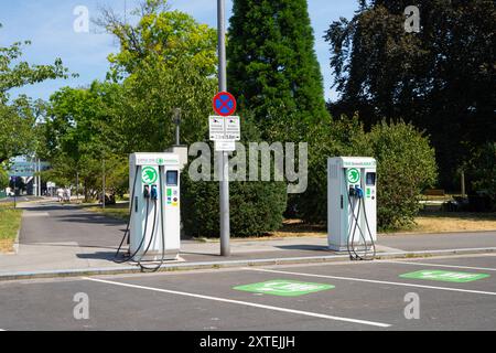 Linz, Austria. 12 agosto 2024. Vista della stazione di ricarica per veicoli elettrici sul marciapiede del centro città Foto Stock