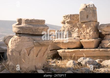 Pietre dimenticate dell'Acropoli giacciono nell'erba vicino al Partenone ad Atene, in Grecia Foto Stock