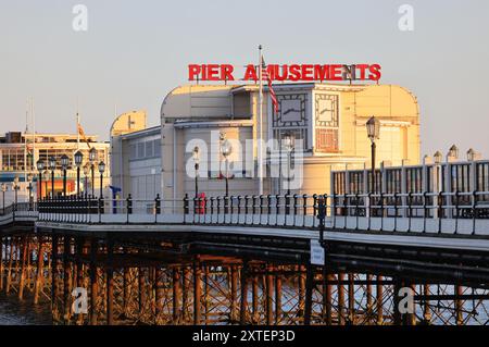 Vista dei divertimenti di Worthing alla fine di una giornata estiva di sole, nel West Sussex, Regno Unito Foto Stock