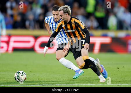 Liam Millar di Hull City (a destra) e Pol Valentin di Sheffield Wednesday si battono per il pallone durante la partita del primo turno della Carabao Cup all'MKM Stadium di Hull. Data foto: Mercoledì 14 agosto 2024. Foto Stock