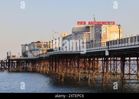 Vista dei divertimenti di Worthing alla fine di una giornata estiva di sole, nel West Sussex, Regno Unito Foto Stock