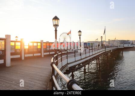 Tramonto in una deliziosa serata estiva sul molo di Worthing, nel West Sussex, Regno Unito Foto Stock