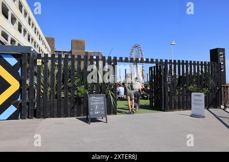 Bar di livello 1 alla moda al primo piano di un parcheggio a più piani, sul lungomare di Worthing, West Sussex, Regno Unito Foto Stock