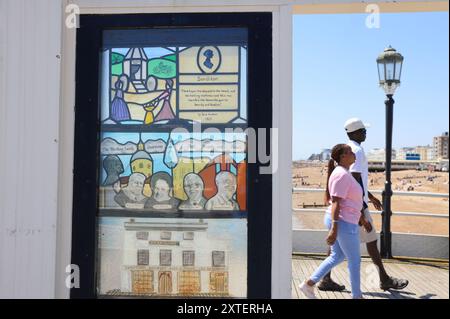 Art on the Pier, un'innovativa galleria all'aperto creata da Creative Waves on Worthing Pier, un'attrazione culturale molto amata, nel West Sussex, Regno Unito. Foto Stock