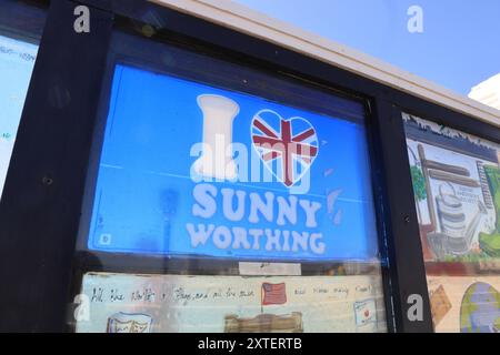 Art on the Pier, un'innovativa galleria all'aperto creata da Creative Waves on Worthing Pier, un'attrazione culturale molto amata, nel West Sussex, Regno Unito. Foto Stock