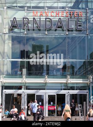 Manchester, Regno Unito, 14 agosto 2024. Meteo nel Regno Unito. Una giornata di sole per gli amanti dello shopping nel centro di Manchester, fuori dal centro commerciale Arndale. Per il giorno successivo a Manchester, Regno Unito, sono previste forti piogge. Crediti: Terry Waller/Alamy Live News Foto Stock