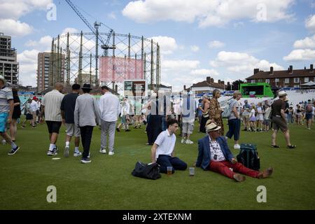 Gli appassionati di cricket apprezzeranno la pausa di metà inning, che gli consentirà di pranzare all'esterno del campo da cricket Oval, Vauxhall, Londra, Inghilterra Foto Stock