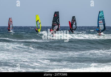 I windsurfisti gareggiano nel Campionato del mondo di El Medano, Tenerife, Spagna, mostrando abilità ed emozioni nell'agosto 2024. Foto Stock