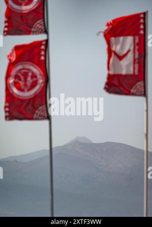 Striscioni per il Campionato del mondo di Windsurf a El Medano, Tenerife, con il Monte Teide sagomato sullo sfondo. Foto Stock