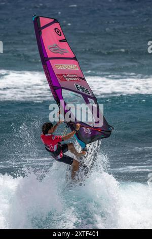 Eccitante azione al Campionato del mondo di Windsurf a El Medano, Tenerife, Spagna, che mostra abilità e competizione tra i windsurfisti nell'agosto 2024 Foto Stock