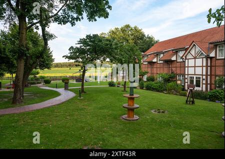 Kirchseelte, bassa Sassonia, Germania, 15 luglio 2024 - Giardino e casa dell'hotel 3 Mädel House Foto Stock